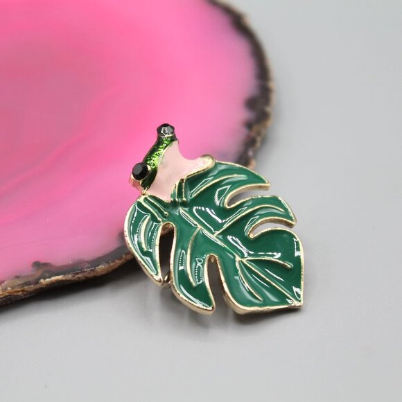Frog leaf pin brooch jewelry fashion green gold tone cute adorable new - Picture 1 of 11